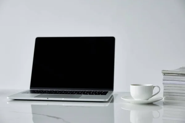 Ноутбук Чистым Экраном Стопка Журналов Чашки Кофе Изолированы Сером — стоковое фото