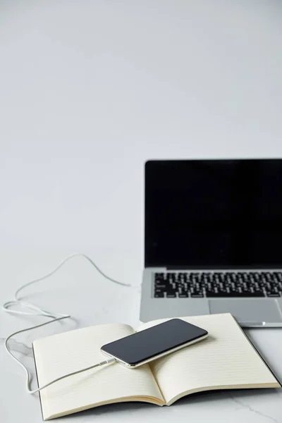Ноутбук Порожнім Екраном Смартфон Блокнот Ізольовані Сірому — стокове фото