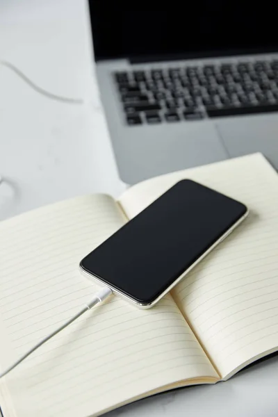 Selective Focus Smartphone Blank Screen Notebook Laptop White Surface — Stock Photo, Image