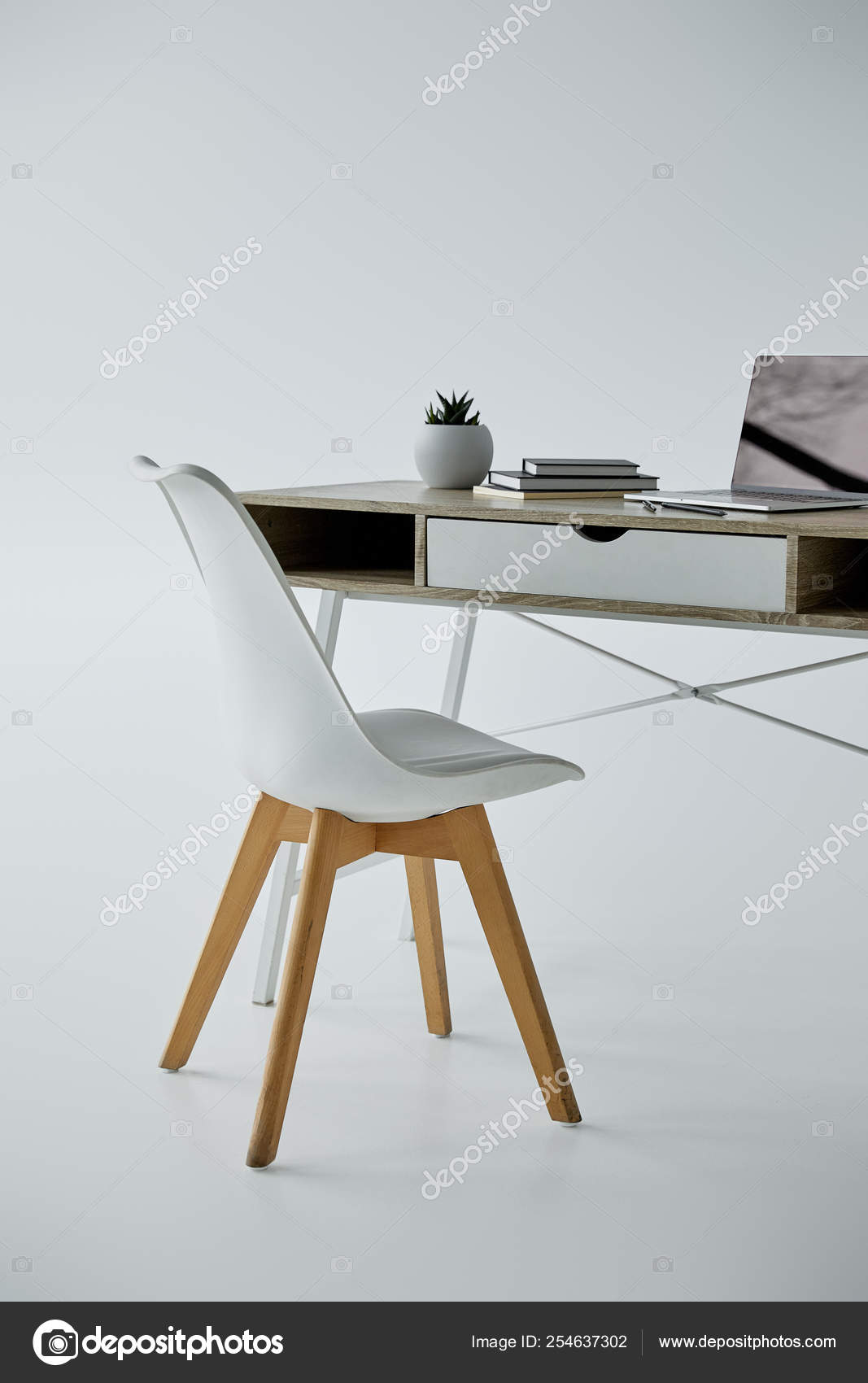 Laptop Gris Mesa Con — Oficina Foto De Silla Libros Blanca Maceta 0wvm8Nn