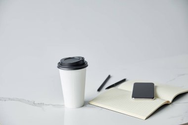 boş ekran, Notebook ve gri üzerinde izole tek kullanımlık fincan akıllı telefon