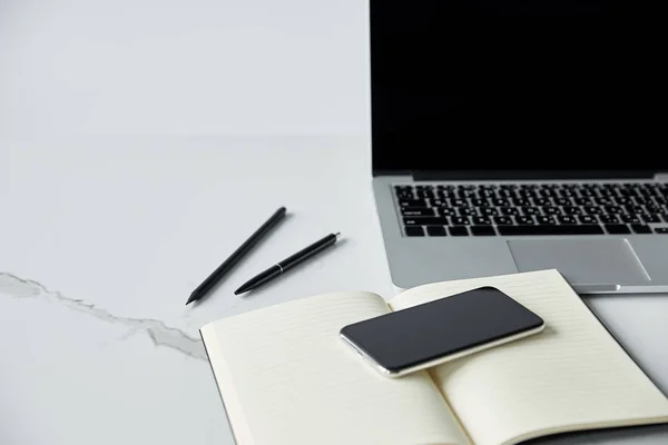 Вибірковий Фокус Смартфона Ноутбуці Ноутбук Порожнім Екраном Ізольовано Сірому — стокове фото