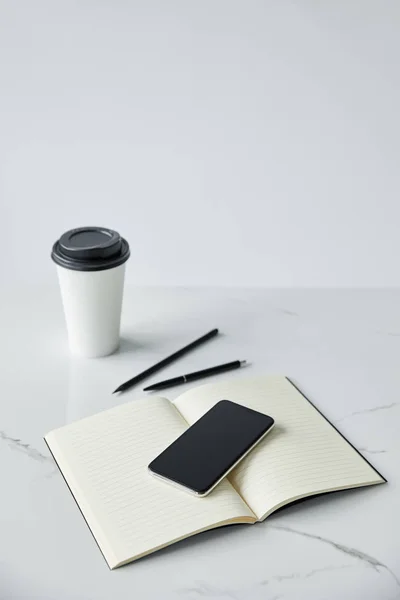 Boş Ekran Notebook Gri Üzerinde Izole Tek Kullanımlık Fincan Akıllı — Stok fotoğraf
