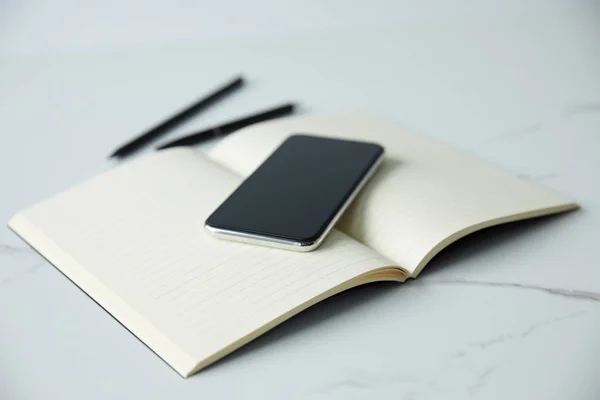 Selectieve Focus Van Smartphone Met Leeg Scherm Notebook Pen Potlood — Stockfoto