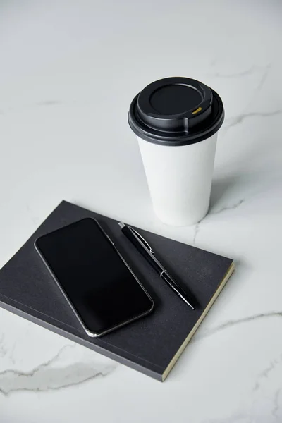 Einwegbecher Smartphone Mit Leerem Bildschirm Schwarzes Notizbuch Und Stift Auf — Stockfoto