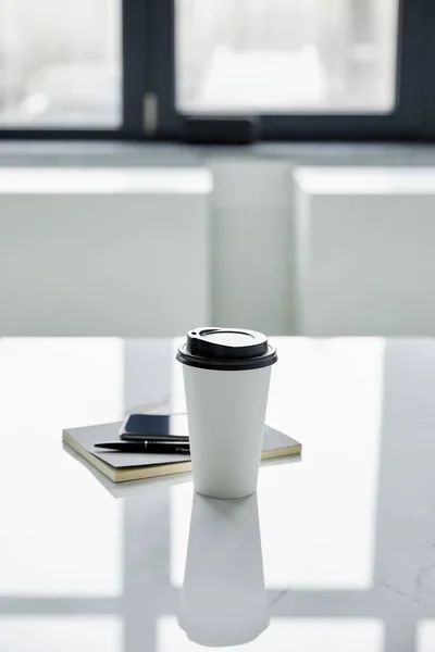Eldobható Csésze Smartphone Üres Képernyővel Notebook Toll Fehér Tábla — Stock Fotó