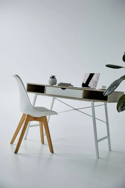 Table Travail Avec Ordinateur Portable Livres Chaise Blanche Sur Fond — Photo