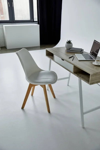 白色的椅子和桌子与笔记本电脑 花盆和咖啡杯上的白色 — 图库照片