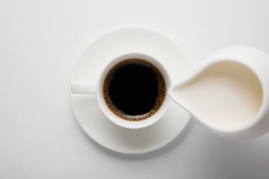 Kahve bardağı ve beyaz süt üst görünümü