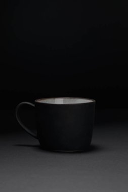 Siyah üzerinde koyu dokulu yüzeyde kahve bardağı