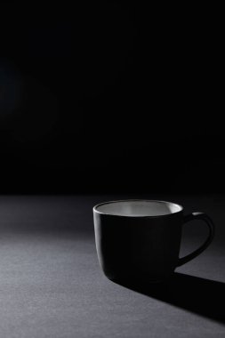 Siyah üzerinde koyu dokulu yüzeyde kahve bardağı