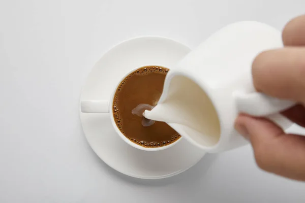 Beskuren Bild Kvinnan Hälla Mjölk Kaffe Vitt — Stockfoto