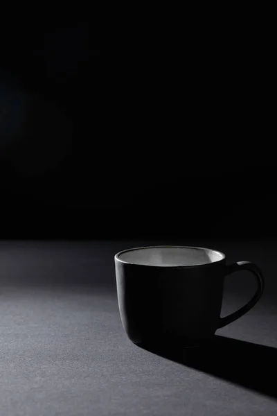 Kaffeetasse Auf Dunkler Strukturierter Oberfläche Auf Schwarz — Stockfoto