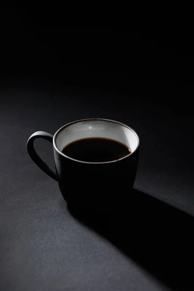 Xícara Café Preto Superfície Texturizada Escura — Fotografia de Stock