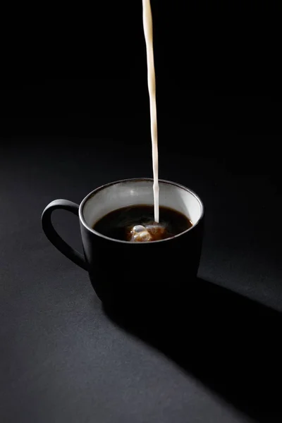 Tasse Kaffee Mit Eingießender Milch Auf Dunkel Strukturierter Oberfläche — Stockfoto