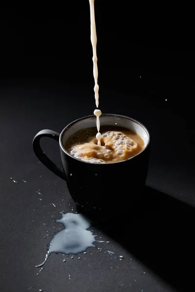 Cup Coffee Pouring Milk Dark Textured Surface — Stock Photo, Image