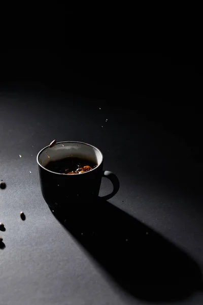 Coffee Cup Coffee Grains Dark Textured Surface — Stock Photo, Image