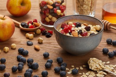 ahşap masada kahvaltı için çilek, fındık ve müsli