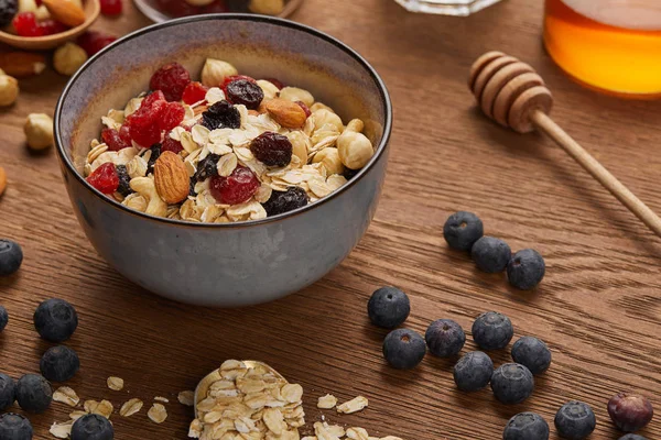 Cereal Tazón Con Frutos Secos Bayas Secas Preparadas Para Desayuno —  Fotos de Stock