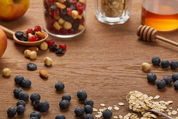 Enfoque Selectivo Copos Avena Frutos Secos Miel Bayas Mesa Madera — Foto de Stock