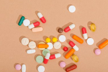 Kahverengi yüzeyde renkli hapları üst görünümü