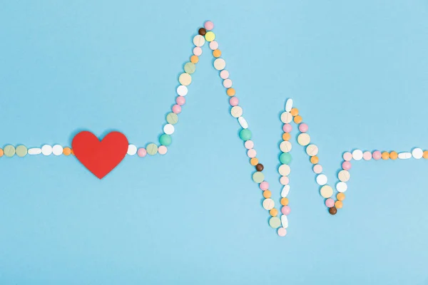 Flat Lay Com Pílulas Coloridas Coração Papel Azul — Fotografia de Stock