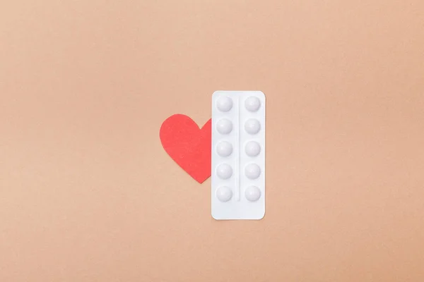 Top View Blister Pills Paper Heart Isolated Brown — Stock Photo, Image