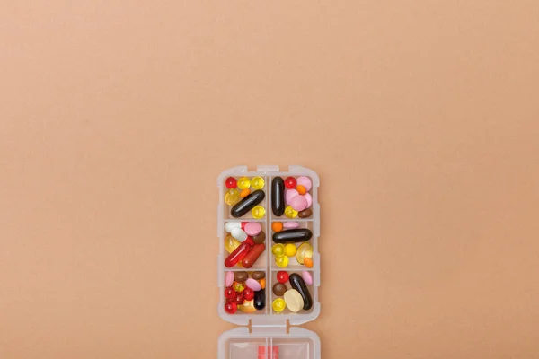 Vista Superior Recipiente Com Pílulas Coloridas Superfície Marrom — Fotografia de Stock