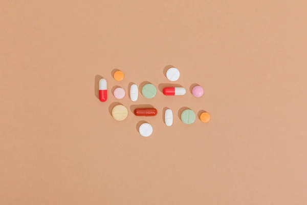 棕色表面上五颜六色的药丸的顶视图 — 图库照片