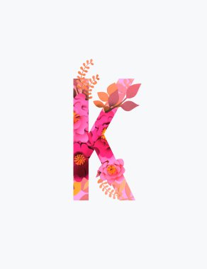 Kağıt kesme pembe çiçekler ve beyaz üzerinde izole yaprakları ile Kiril mektubu