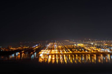 Gece aydınlatmalı binalar ile karanlık Cityscape havadan görünümü