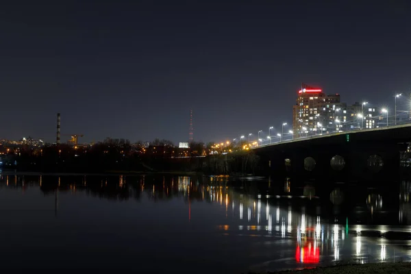 黑暗的城市景观与照明的大厦 桥梁和河 — 图库照片