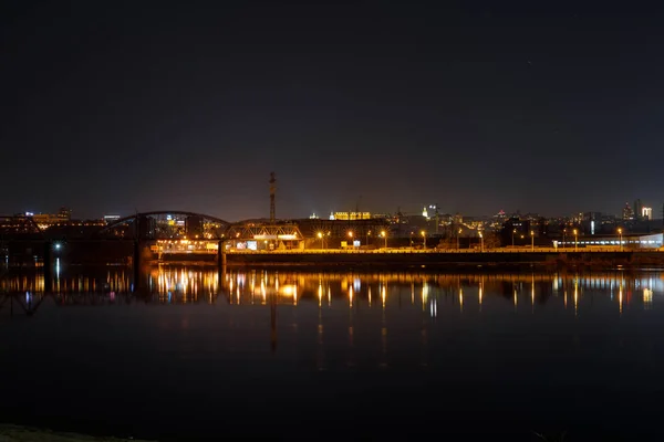 Mörk Stadsbilden Med Flod Och Upplysta Byggnader Stranden Natten — Stockfoto