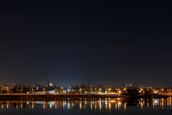 Paisaje Urbano Oscuro Con Edificios Luces Río Por Noche — Foto de Stock