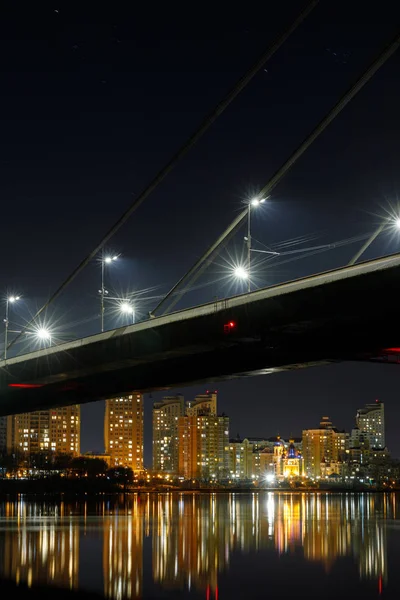 Puente Reflexión Sobre Río Casas Iluminadas Por Noche — Foto de Stock