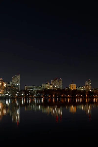 Edifícios Iluminados Com Reflexão Sobre Água Noite — Fotografia de Stock