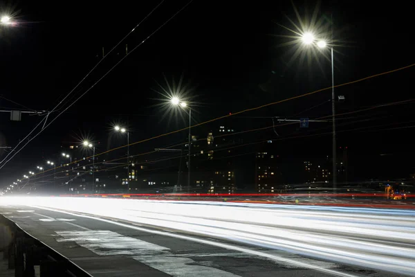 Lange Blootstelling Van Lichten Weg Bij Nacht Dichtbij Gebouwen — Stockfoto