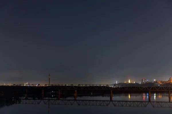 Paesaggio Urbano Buio Con Fiume Calmo Ponte Notte — Foto Stock