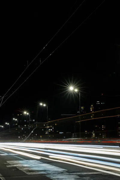 在夜间繁忙的城市的道路上长时间暴露灯光 — 图库照片