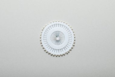 gri üzerinde izole yuvarlak konteyner dikiş pimlerini üst görünümü