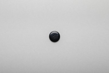 kopya alanı ile gri siyah giyim düğmesi izole üst görünümü