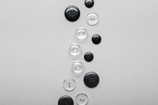 Vista Superior Botões Roupa Pretos Transparentes Dispostos Isolados Cinza Com — Fotografia de Stock