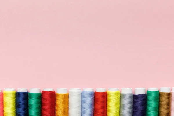 Vista Superior Bobinas Rosca Coloridas Linha Isoladas Rosa Com Espaço — Fotografia de Stock