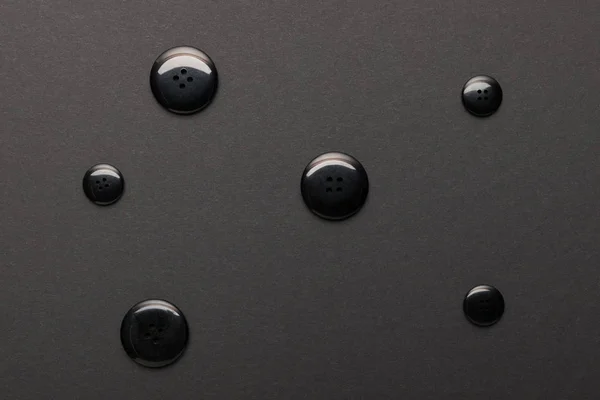 Верхний Вид Кнопки Одежды Изолированы Черном — стоковое фото