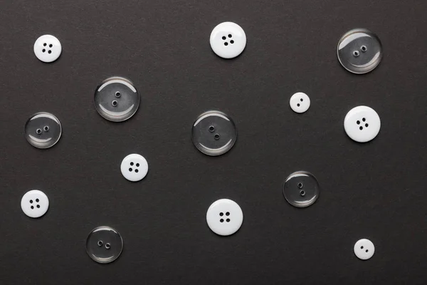 Вид Зверху Кнопки Монохромного Одягу Ізольовані Чорному — стокове фото