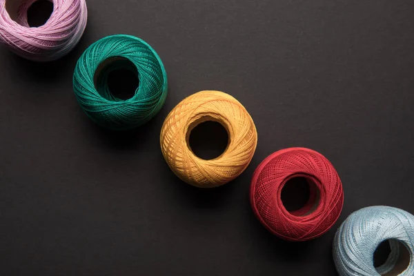 Vue Dessus Boules Colorées Disposées Fil Tricoter Isolé Sur Noir — Photo