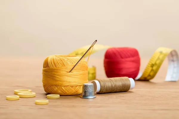 베이지색에 나무로 테이블에 바늘과 뜨개질 — 스톡 사진