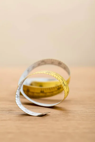 Selective Focus Yellow Measuring Tape Wooden Table Isolated Beige Copy — Stock Photo, Image