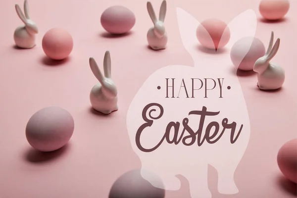 Rózsaszín Festett Csirke Tojás Fehér Dekoratív Nyulak Boldog Húsvéti Betűkkel — Stock Fotó