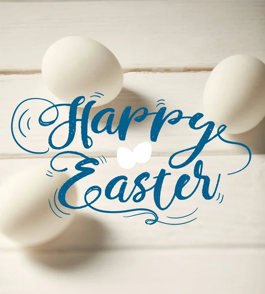 Csirke Tojás Fehér Fából Készült Asztal Kék Boldog Húsvéti Betűkkel — Stock Fotó